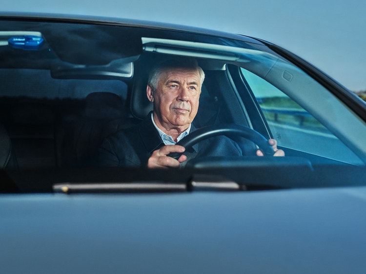 Carlo Ancelotti alla guida di un&#39;automobile
