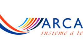 Logo ARCA: linee curve multicolori a sinistra della scritta blu "ARCA" e dello slogan in rosso "insieme a te".
