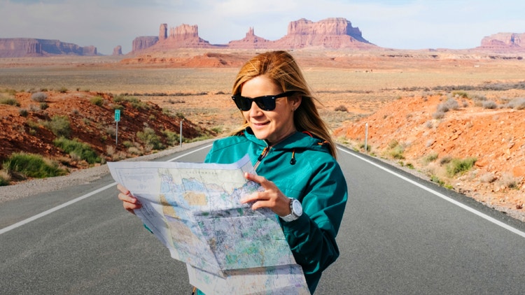 immagine di una turista con una cartina stradale