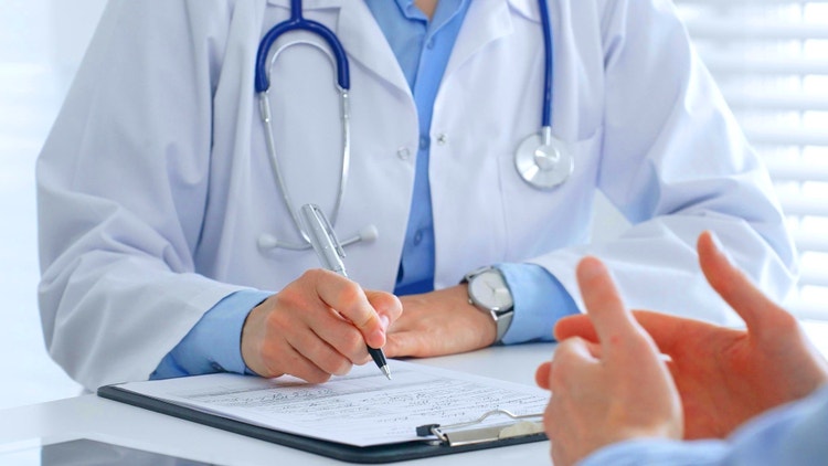 immagine ritraente un medico che prende appunti con stetoscopio in vista