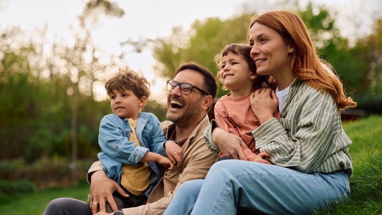 immagine di una famiglia felice con madre, padre e due figli