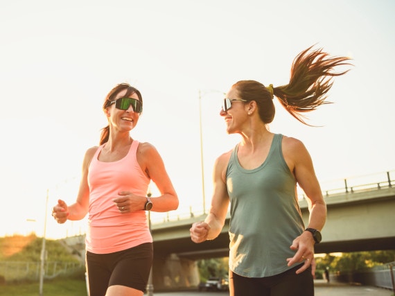 Due donne che corrono insieme all’aperto