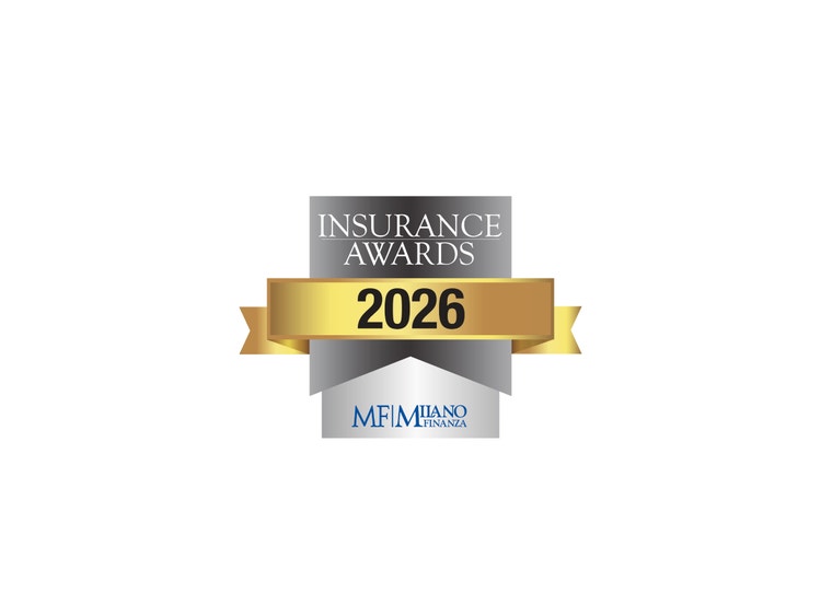 Logo MF Milano Finanza Insurance Awards 2026 composto da uno scudo d&#39;argento e un nastro dorato su sfondo bianco.