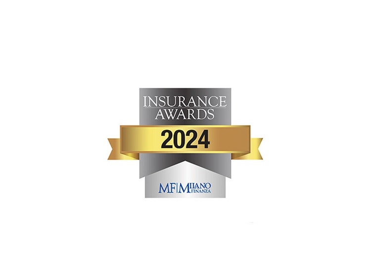 Logo MF Milano Finanza Insurance Awards 2024 composto da uno scudo d&#39;argento e un nastro dorato su sfondo bianco.