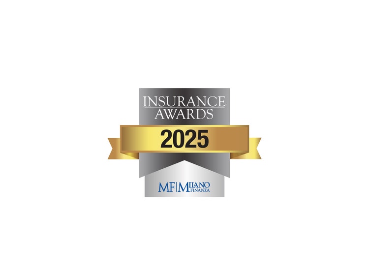 Logo MF Milano Finanza Insurance Awards 2025 composto da uno scudo d&#39;argento e un nastro dorato su sfondo bianco.
