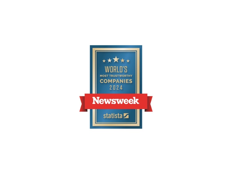 Logo Newsweek e Statista &#34;World&#39;s Most Trustworthy Companies 2024&#34; su targa blu rettangolare con dettagli dorati.