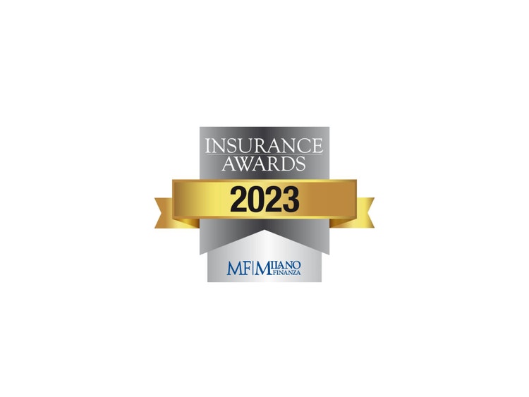 Logo MF Milano Finanza Insurance Awards 2023 composto da uno scudo d&#39;argento e un nastro dorato su sfondo bianco.