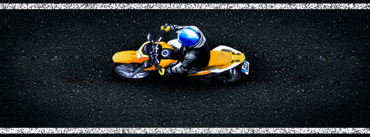 Moto gialla su strada